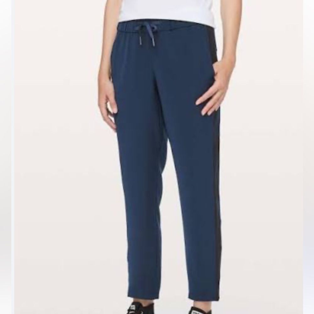 Lululemon Blue On The Fly Athletic Cropped Side Stripe Sport Pants 6